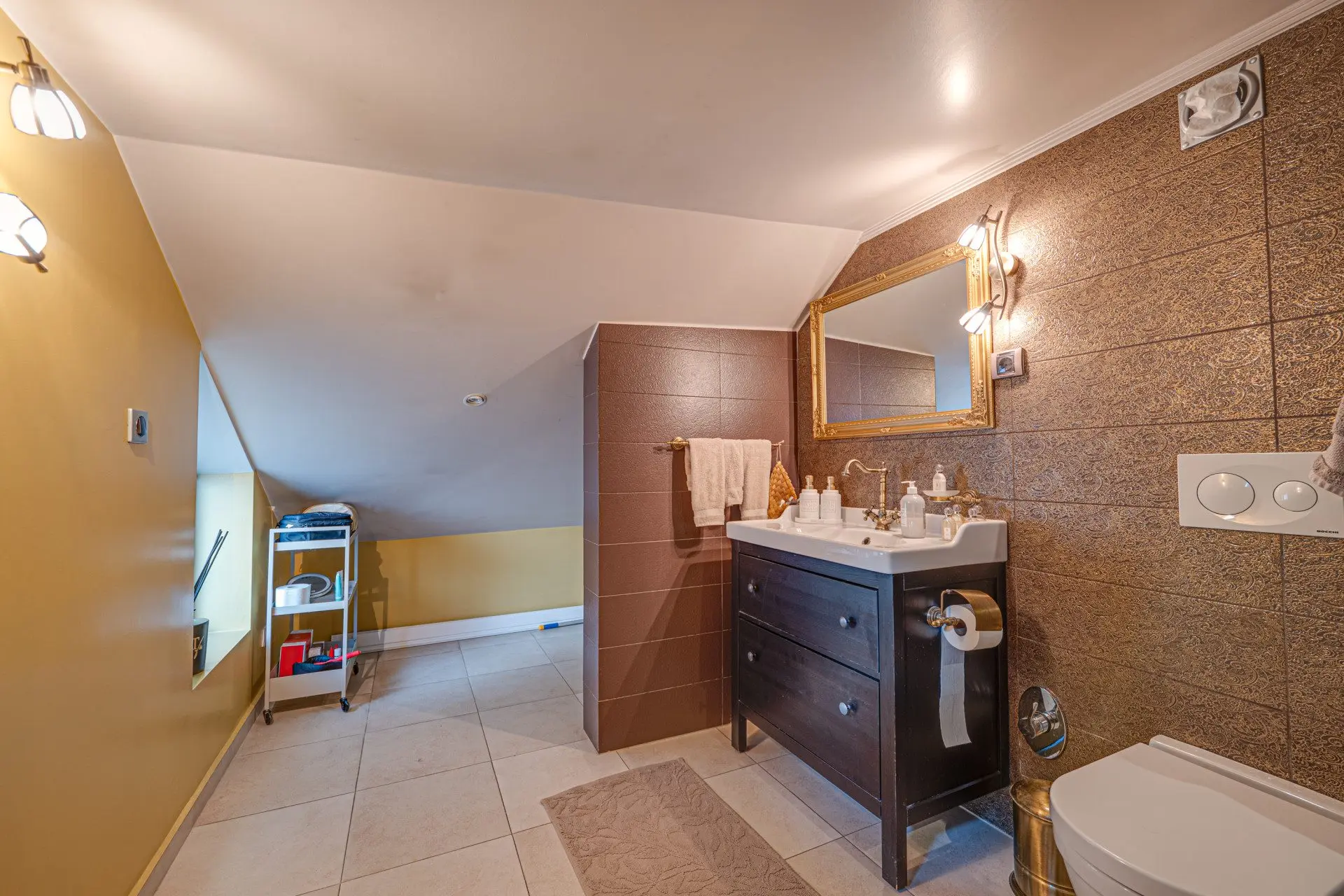 Elegant penthouse with impressive high ceilings on Saborna Street