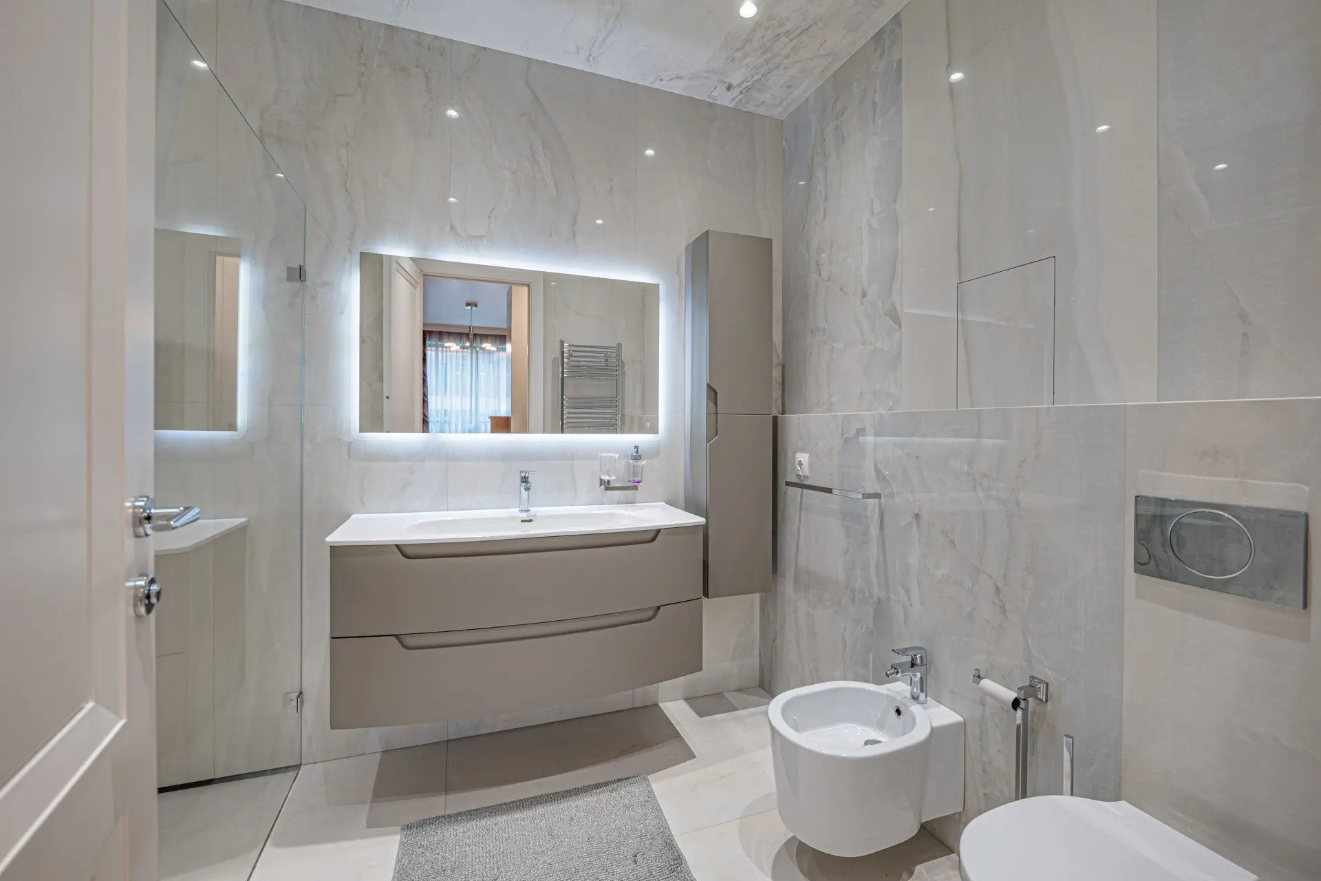 Elegant two-bedroom residence with a contemporary interior in a prestigious building