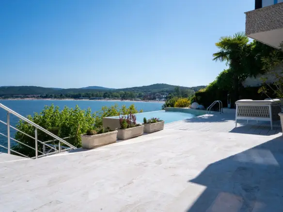 Excellent detached house in Sozopol on the seafront with pool and beach.