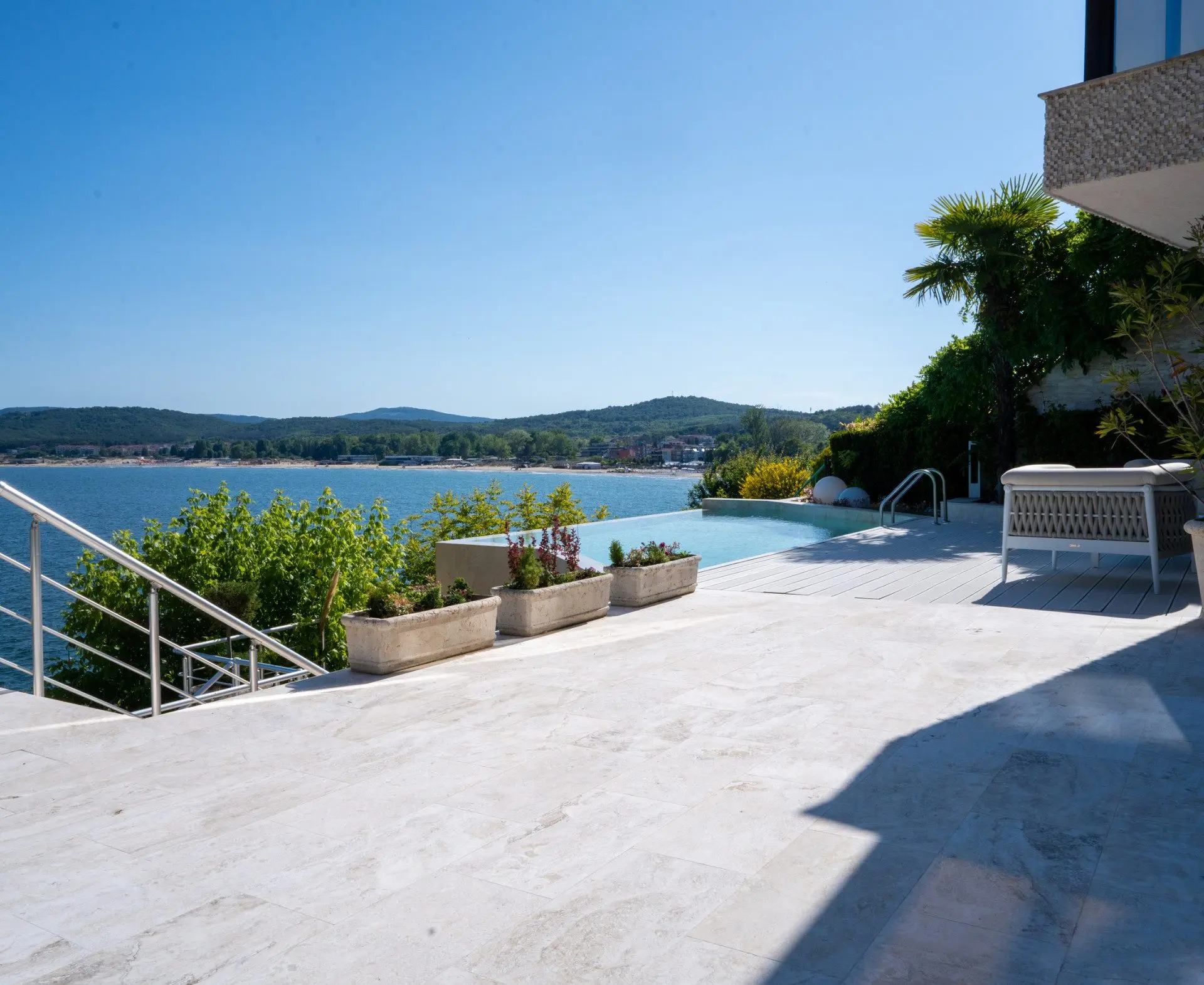 a3ad291b2320aaba03737d958b376abb-1 Excellent detached house in Sozopol on the seafront with pool and beach.
