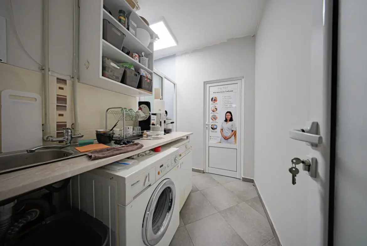 Commercial premises facing two streets, suitable for a beauty salon, shop, showroom