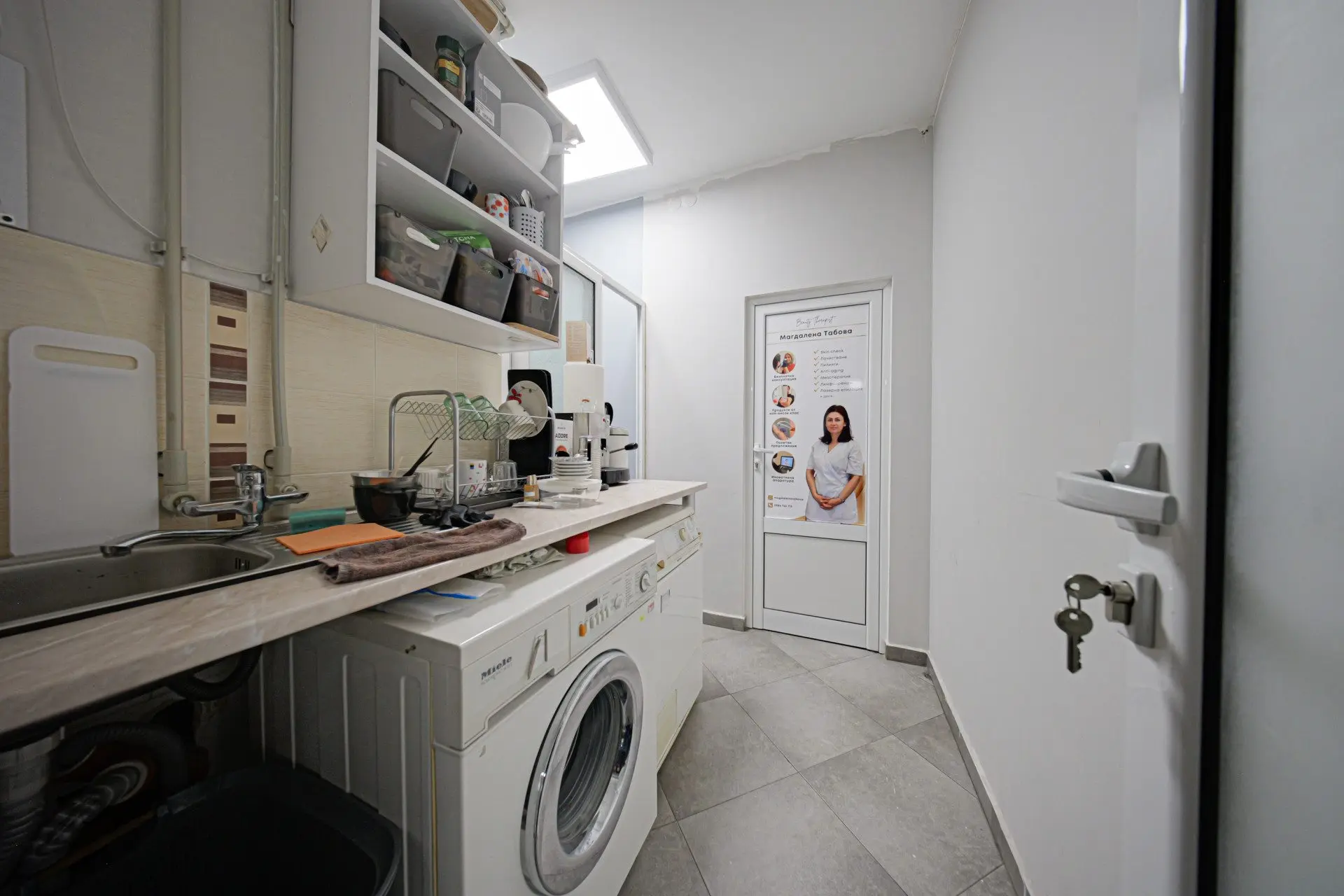 Commercial premises facing two streets, suitable for a beauty salon, shop, showroom