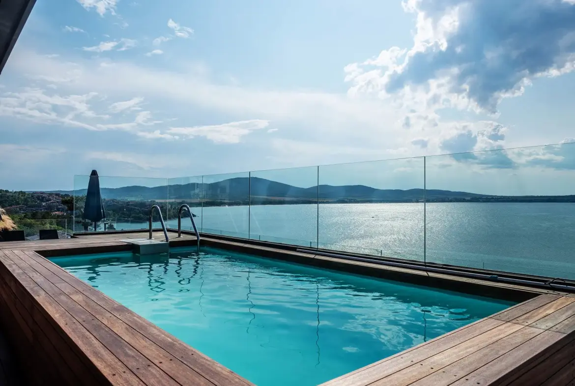 Penthouse with an infinity pool and a view of Marina Port Sozopol