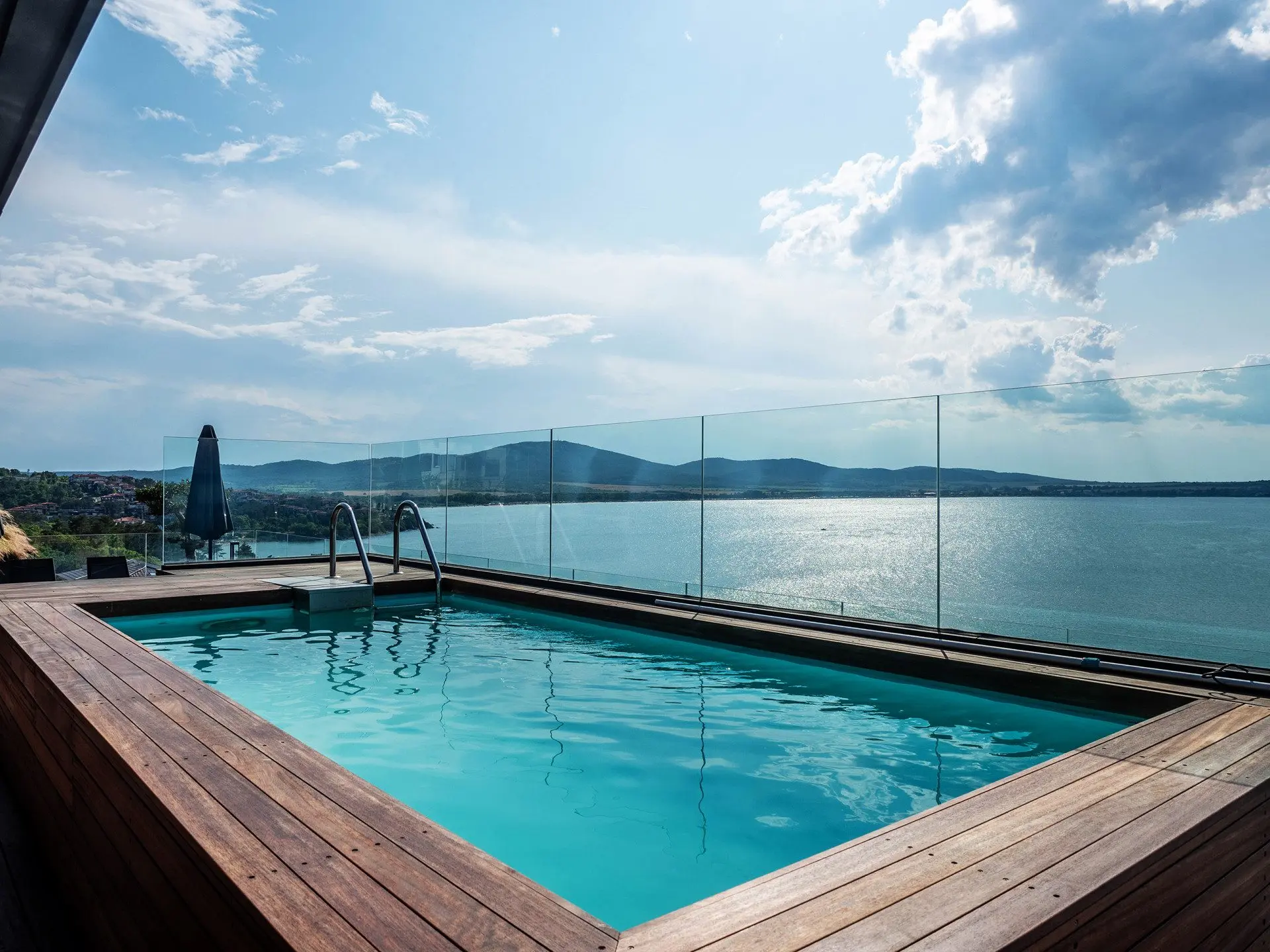 Penthouse with an infinity pool and a view of Marina Port Sozopol