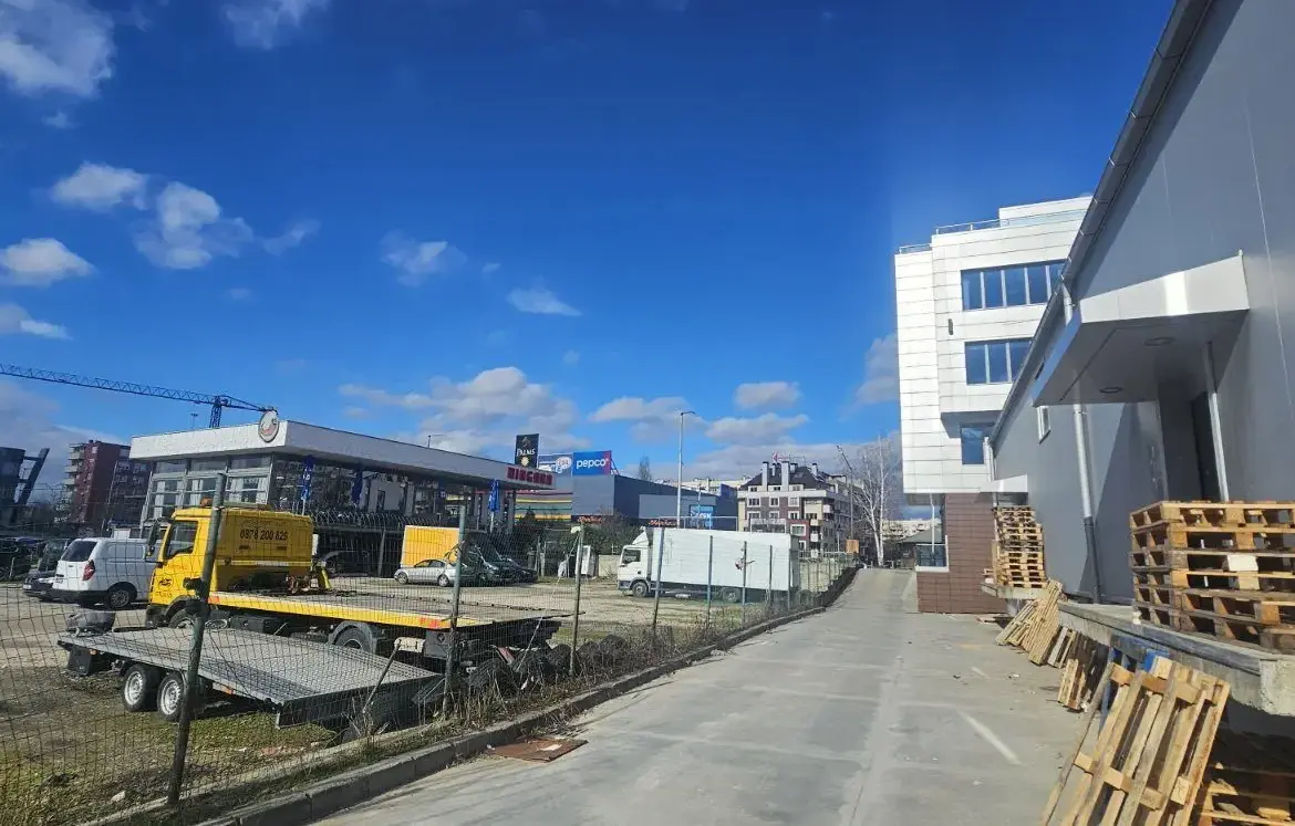 Office building with warehouse in a convenient location in Druzhba 2 district for sale