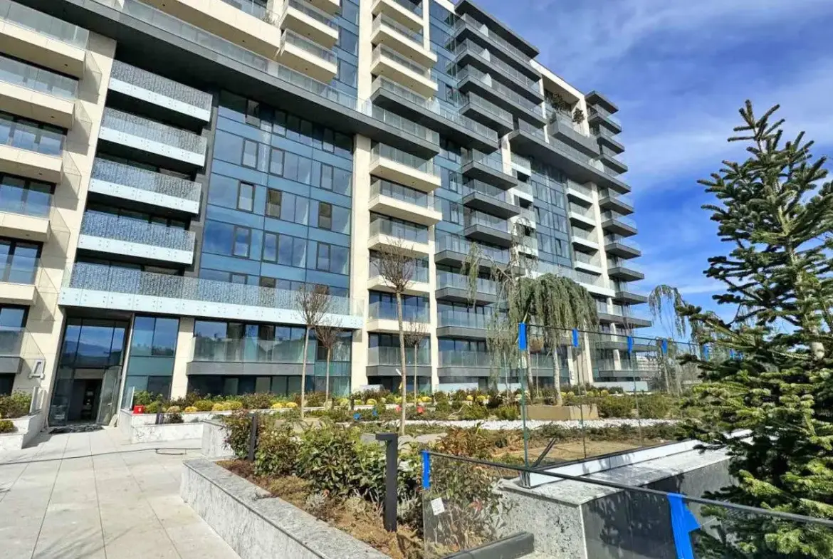 Three-bedroom apartment in a preferred newly built complex next to Zaimov Park