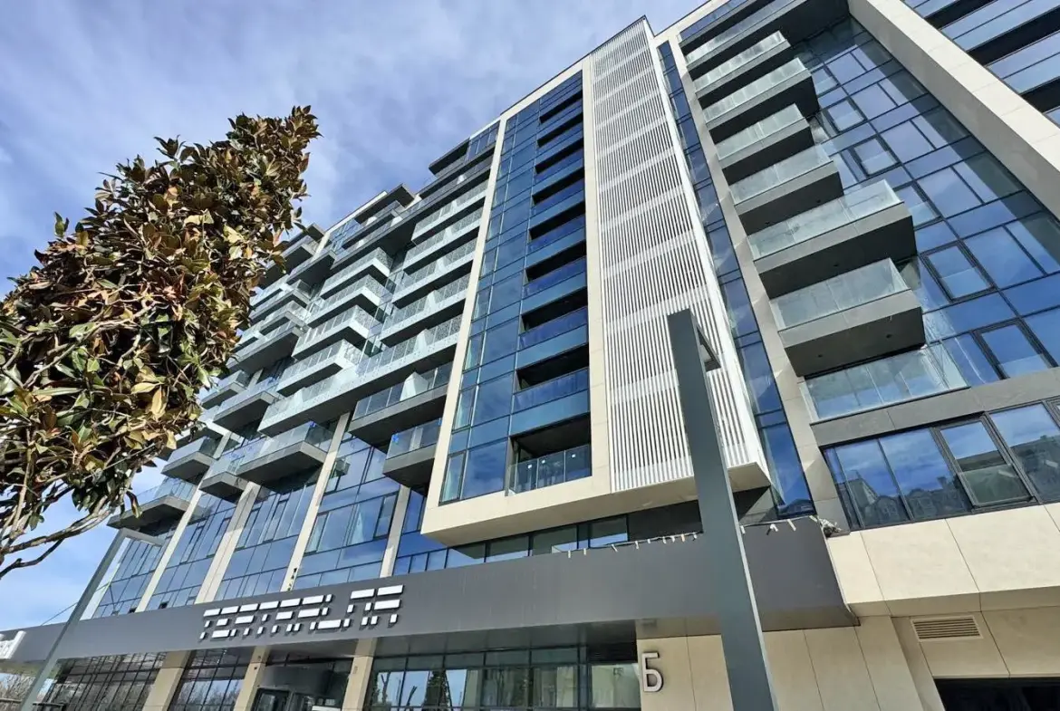Three-bedroom apartment in a preferred newly built complex next to Zaimov Park