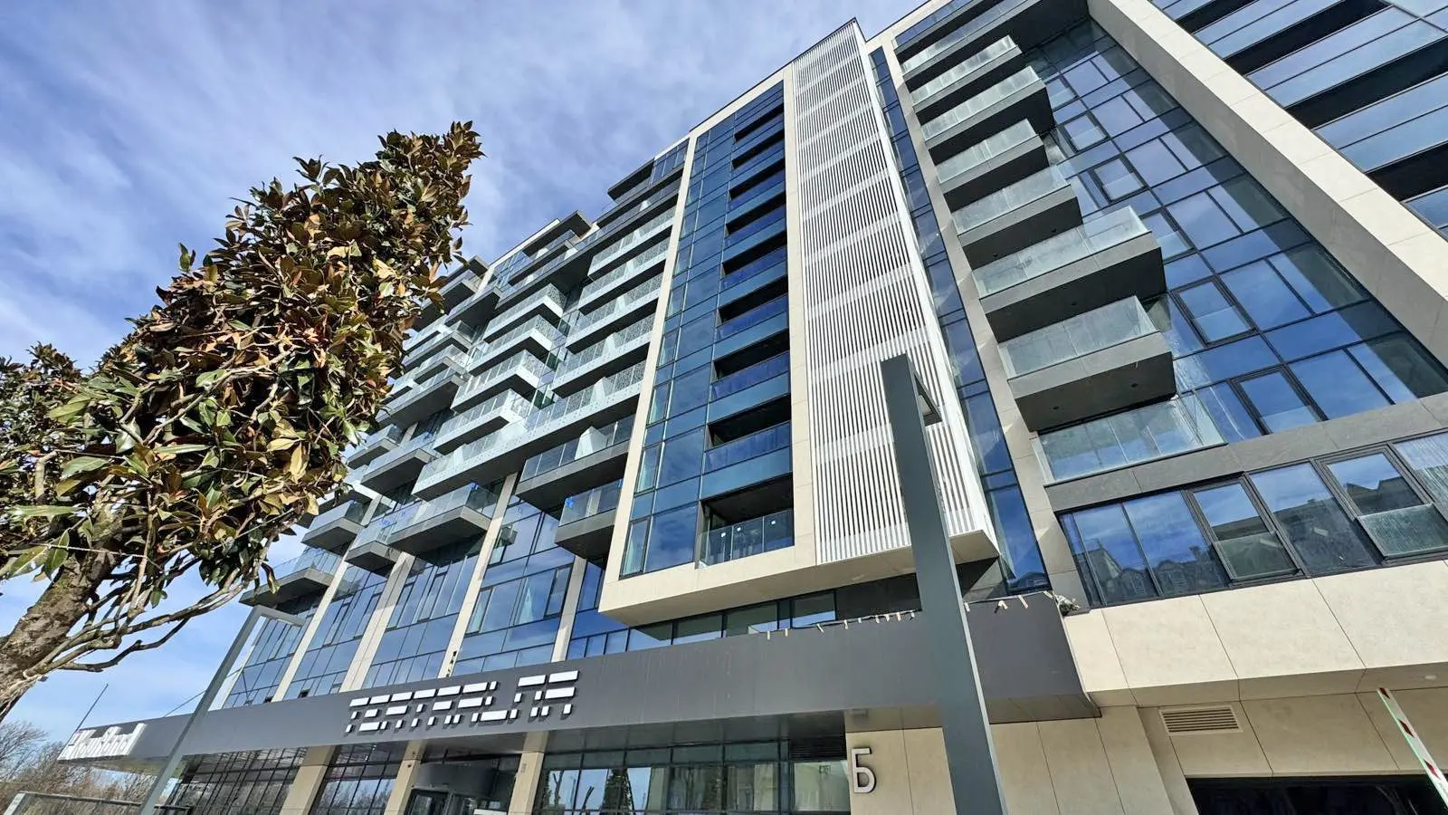 Three-bedroom apartment in a preferred newly built complex next to Zaimov Park