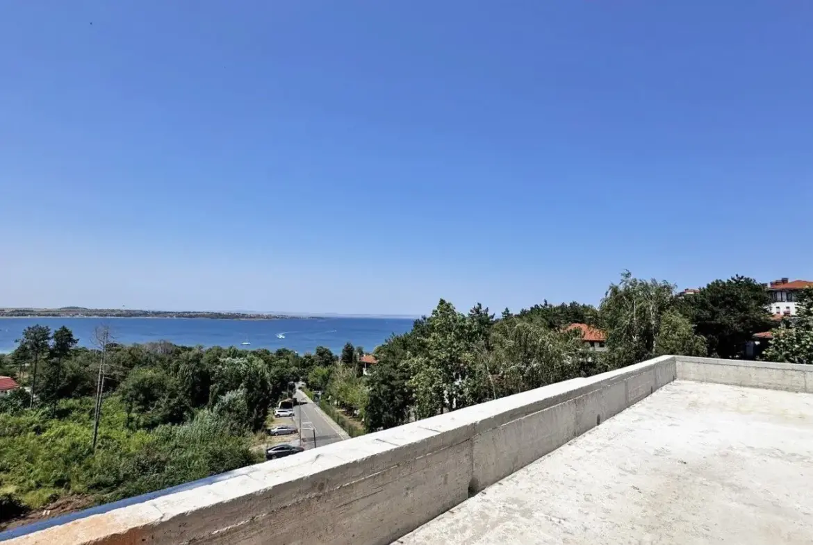 Four-bedroom penthouse in a park setting with panoramic sea and mountain views