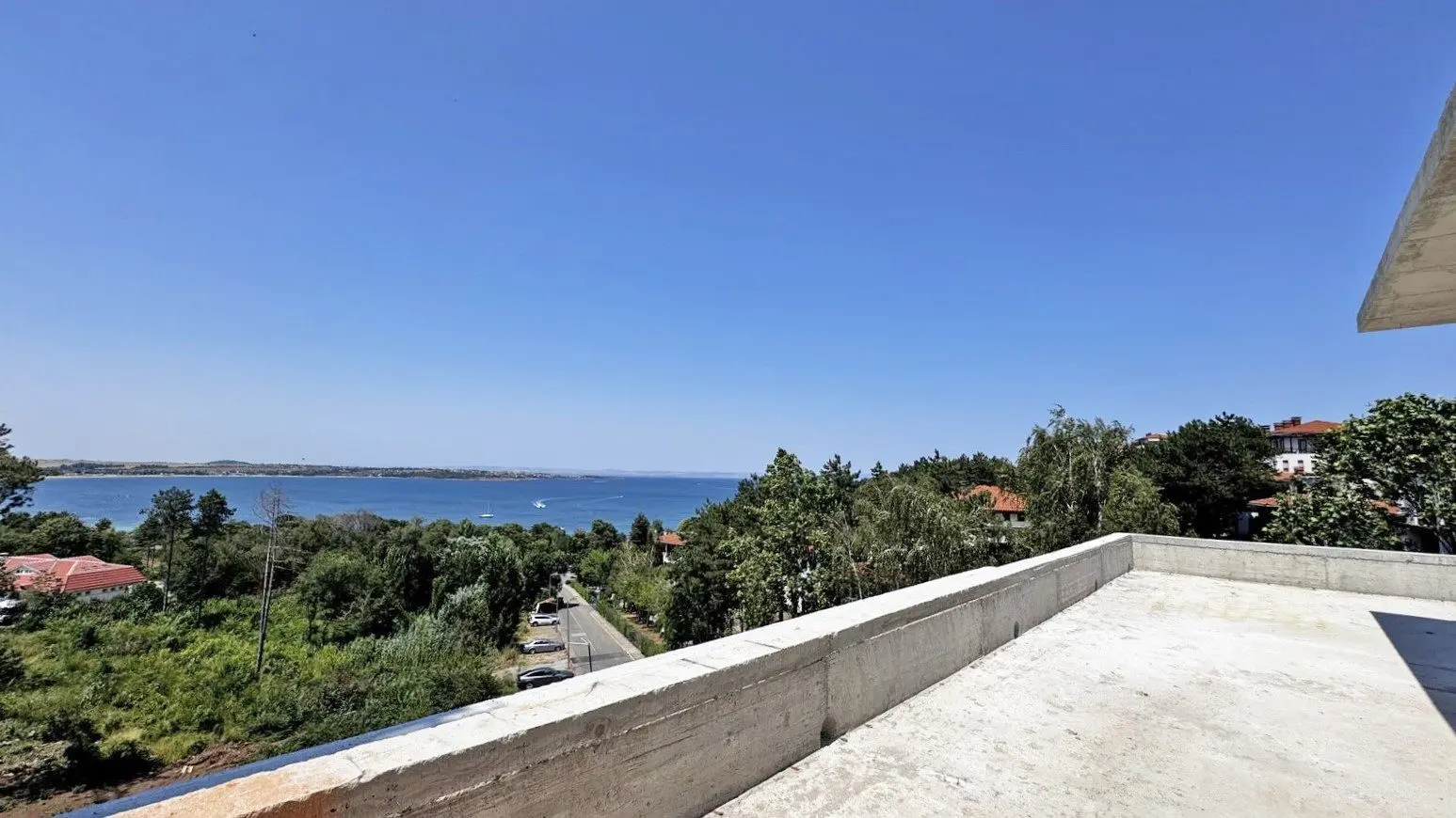 Four-bedroom penthouse in a park setting with panoramic sea and mountain views