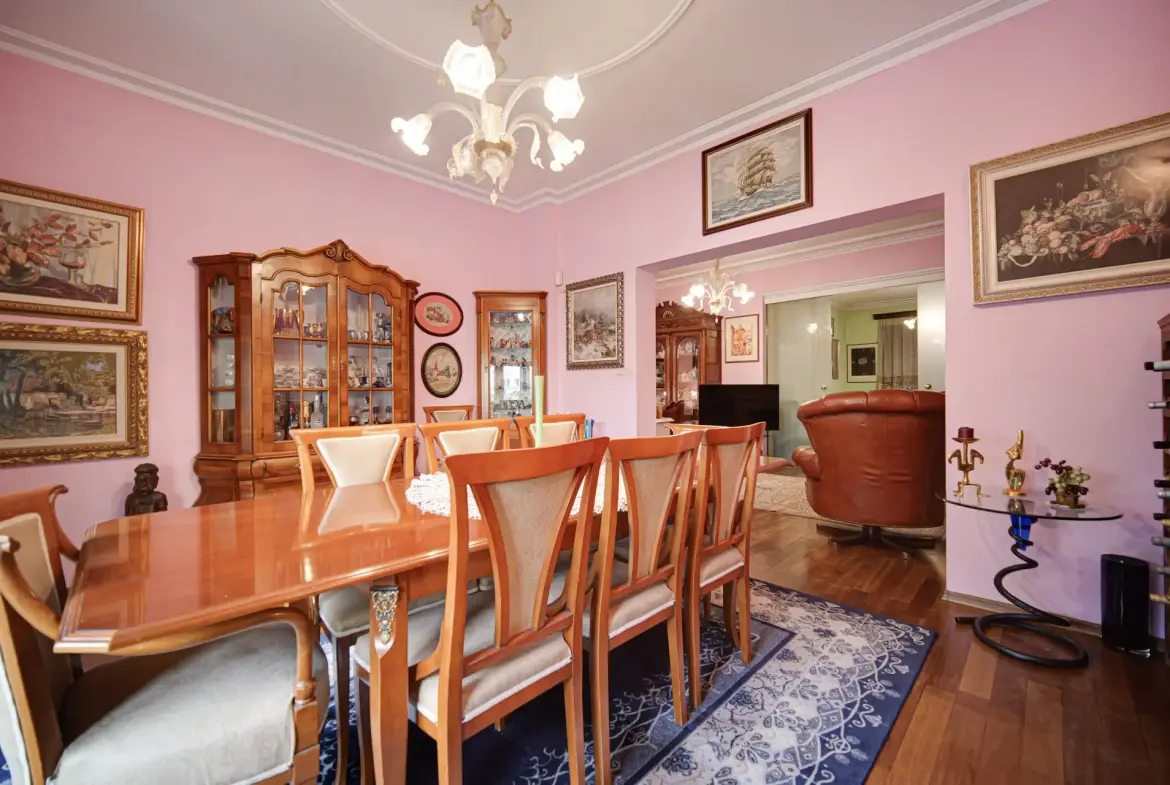 Aristocratic apartment for sale in an excellent location next to the St. Alexander Nevsky Cathedral