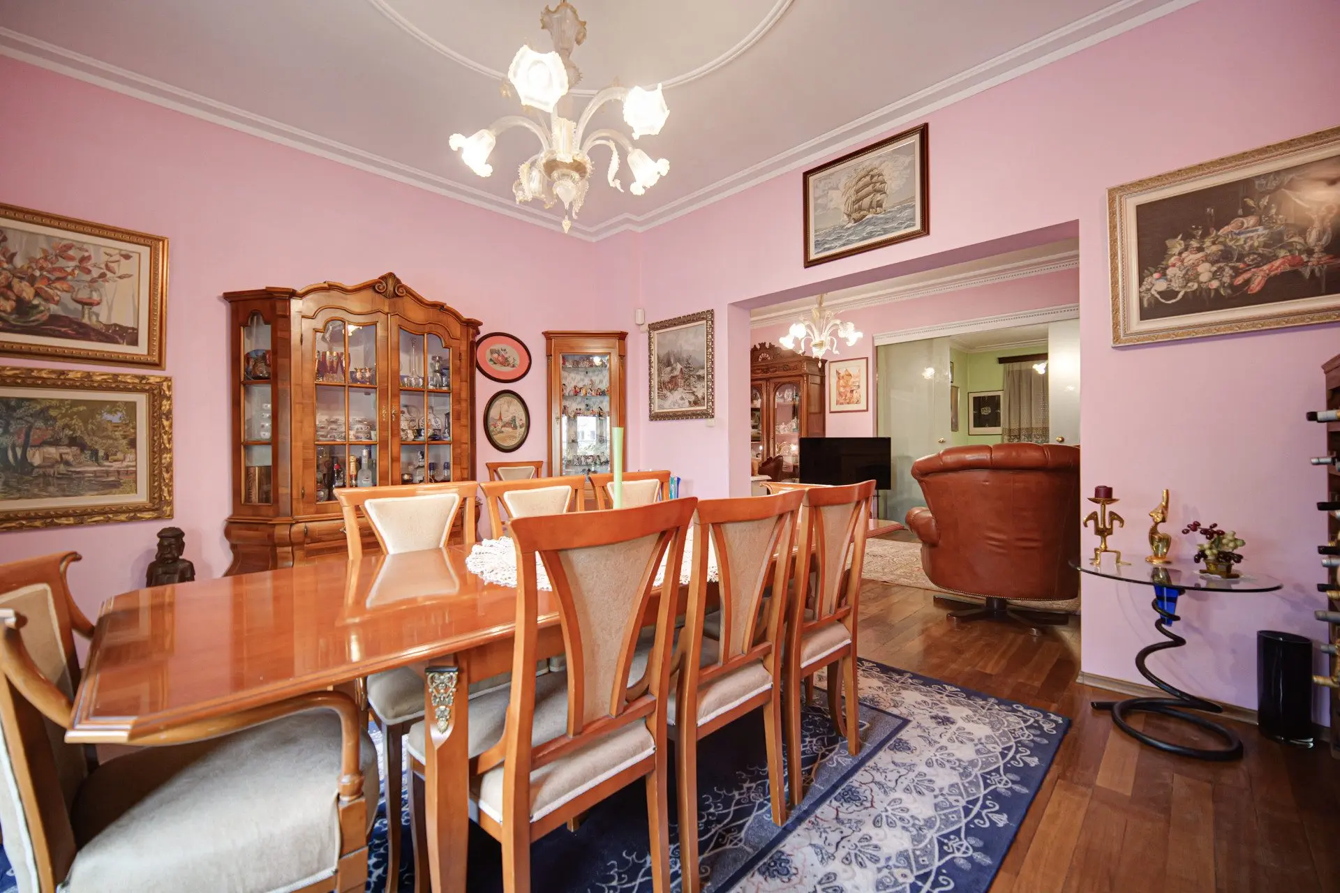 Aristocratic apartment for sale in an excellent location next to the St. Alexander Nevsky Cathedral