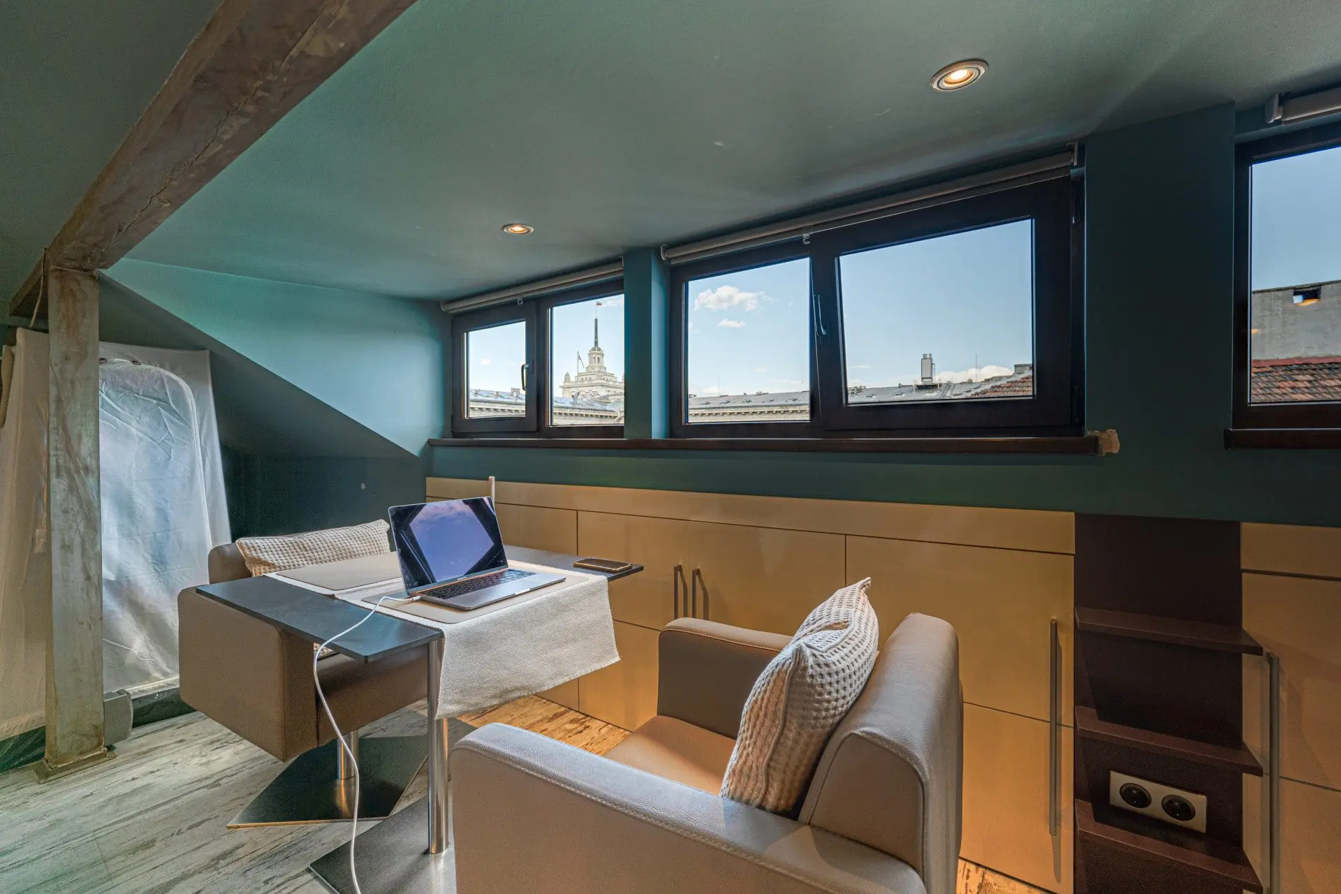 Elegant penthouse with impressive high ceilings on Saborna Street