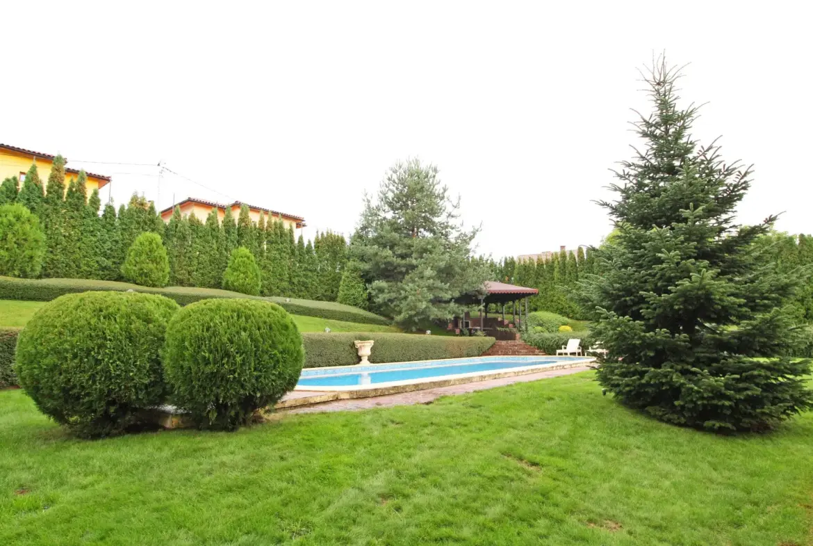 Spacious semi-furnished house in a gated community in Simeonovo.