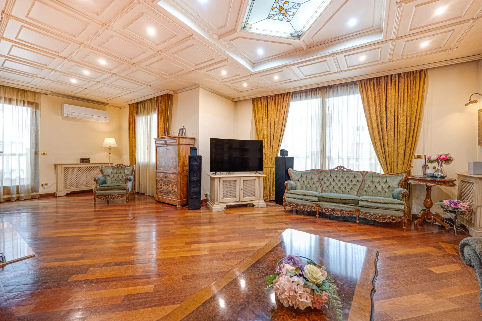 Impressive classic three-bedroom apartment in Manastirski Livadi-West district for sale