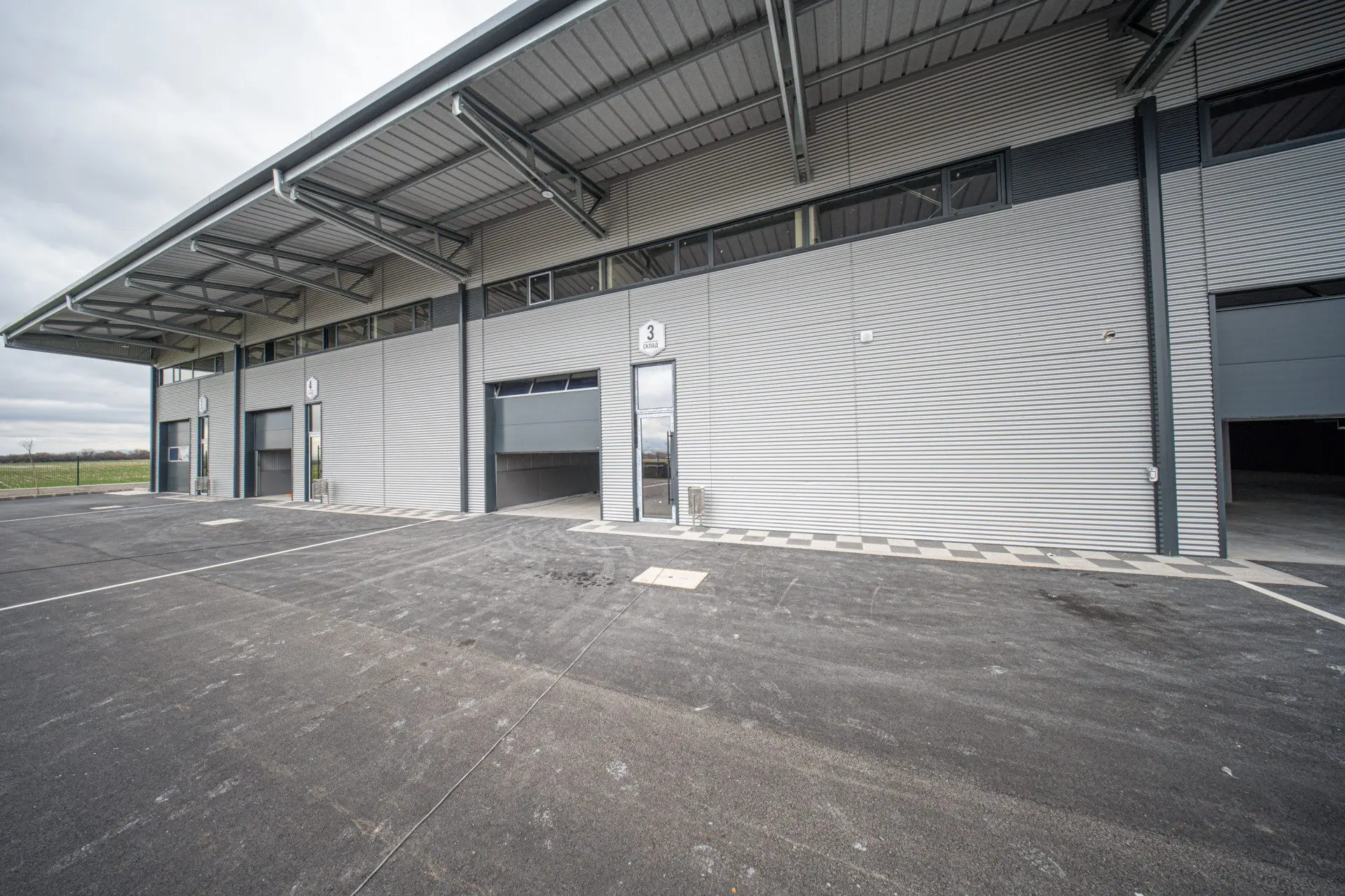 aafb69e8b674c7ca0e3c43526544c5f0 Newly built warehouse premises are for sale in the village of Lozen, at the Act 14 stage