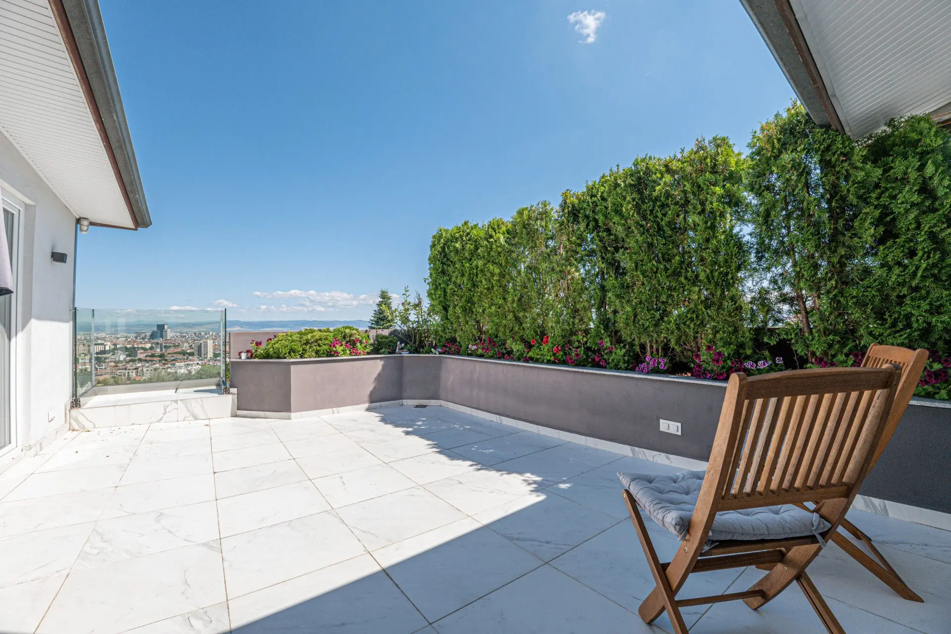 Remarkable multi-bedroom penthouse with panoramic views in Lozenets