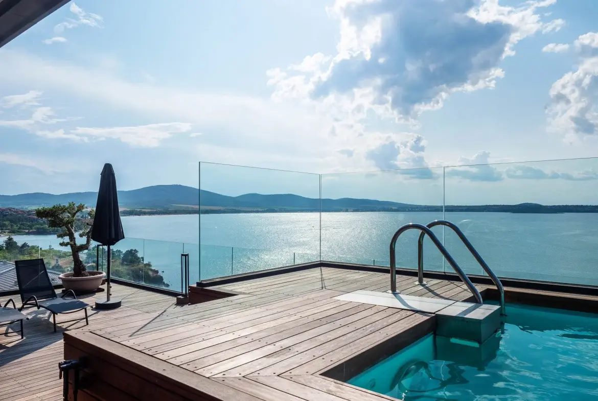 Penthouse with an infinity pool and a view of Marina Port Sozopol