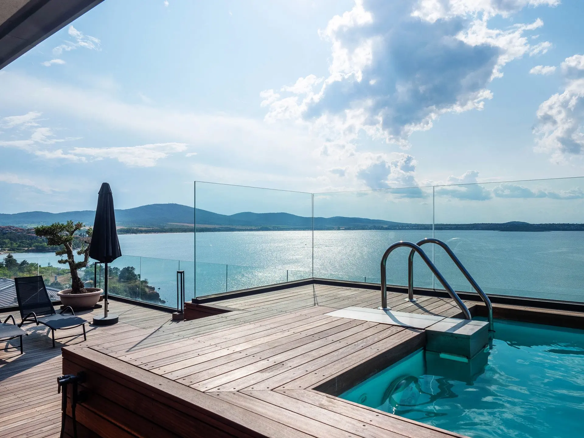Penthouse with an infinity pool and a view of Marina Port Sozopol