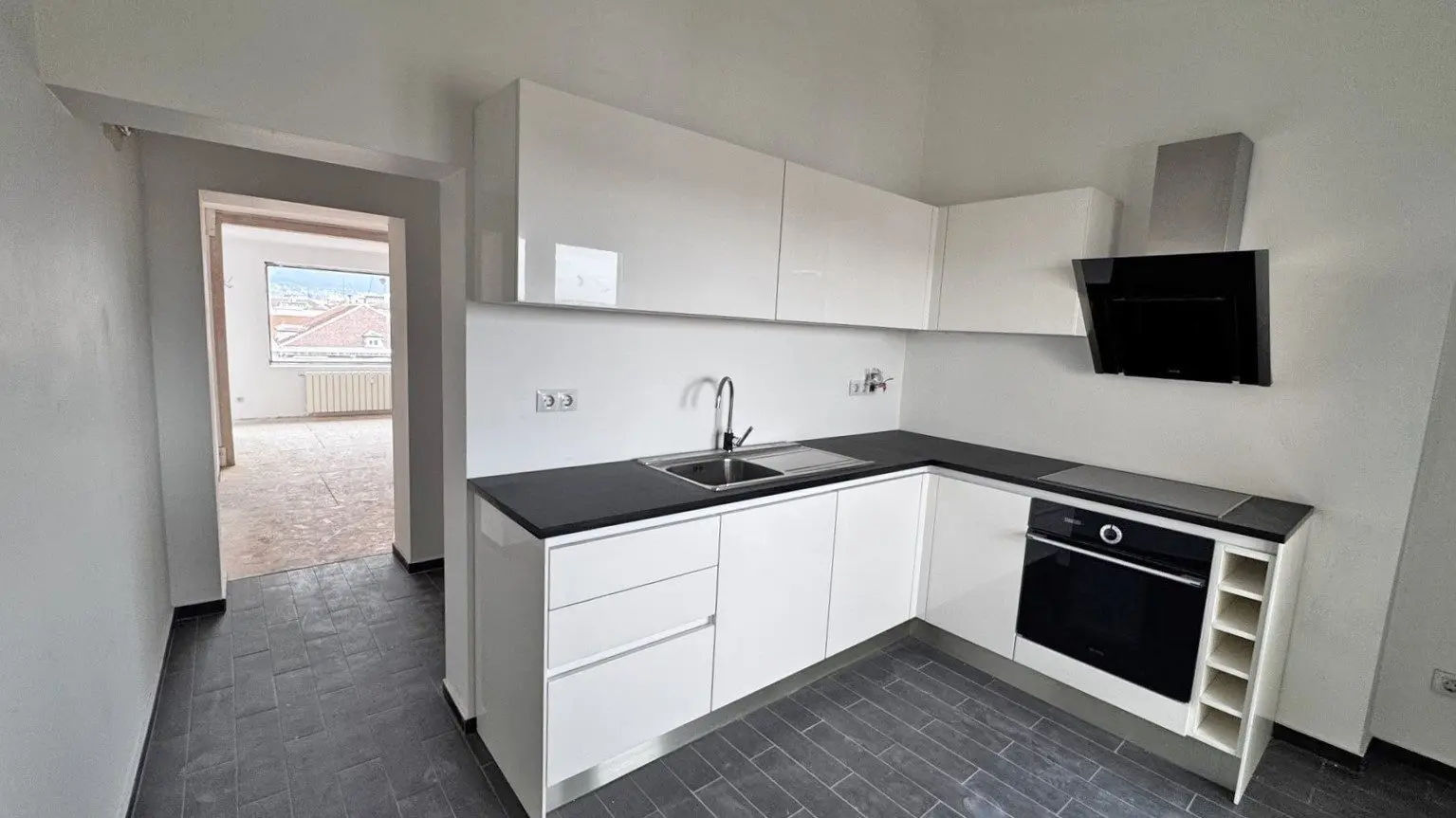 aceecb0c7a9b384e90c94479c7c370a8 Bright and spacious apartment on Gurko Street for sale