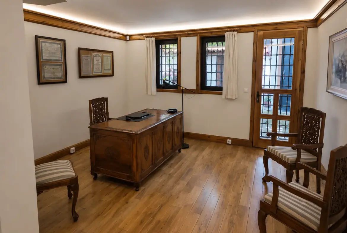 Detached house located in the heart of the old town and the iconic Greek Quarter