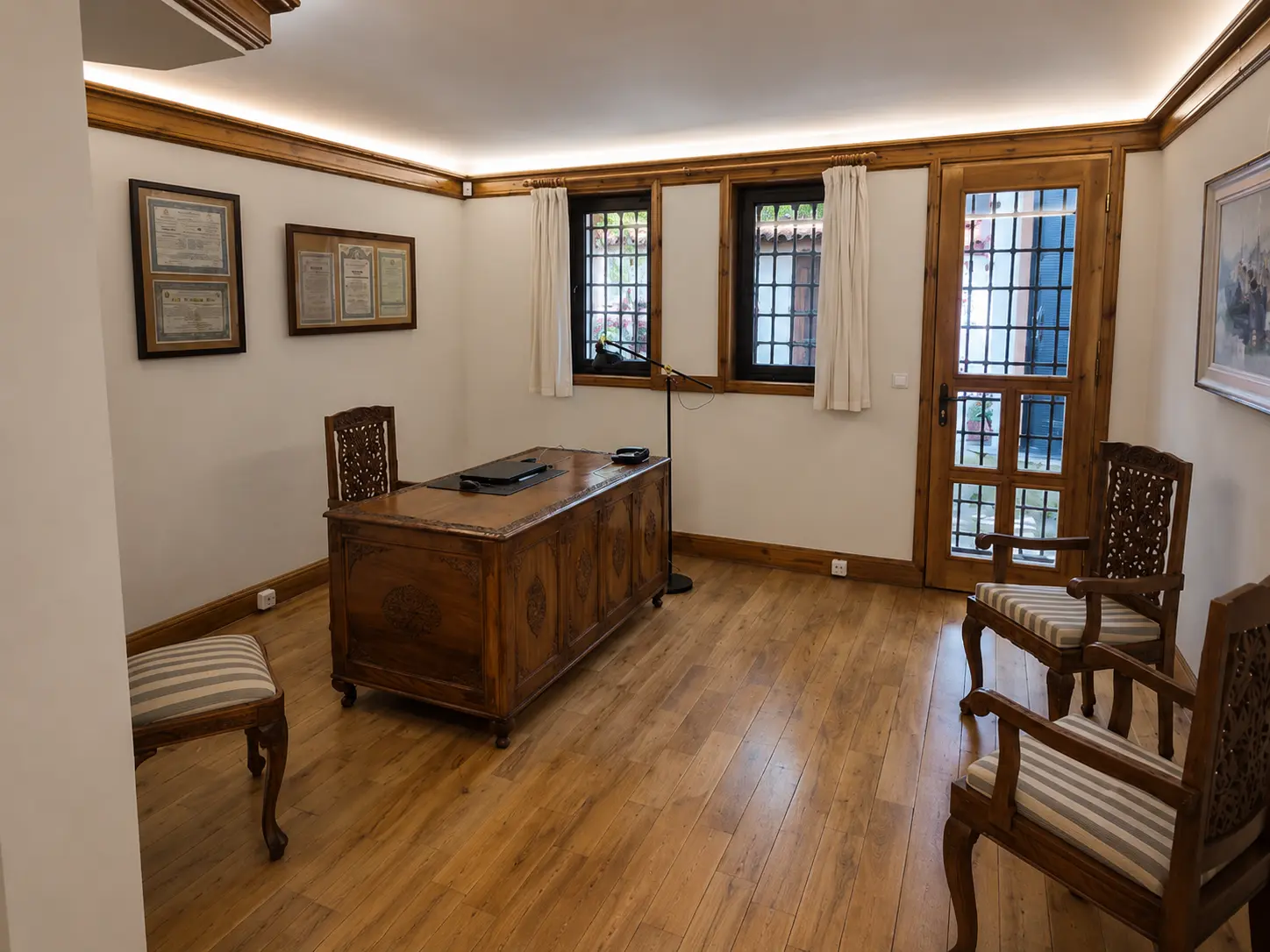 Detached house located in the heart of the old town and the iconic Greek Quarter