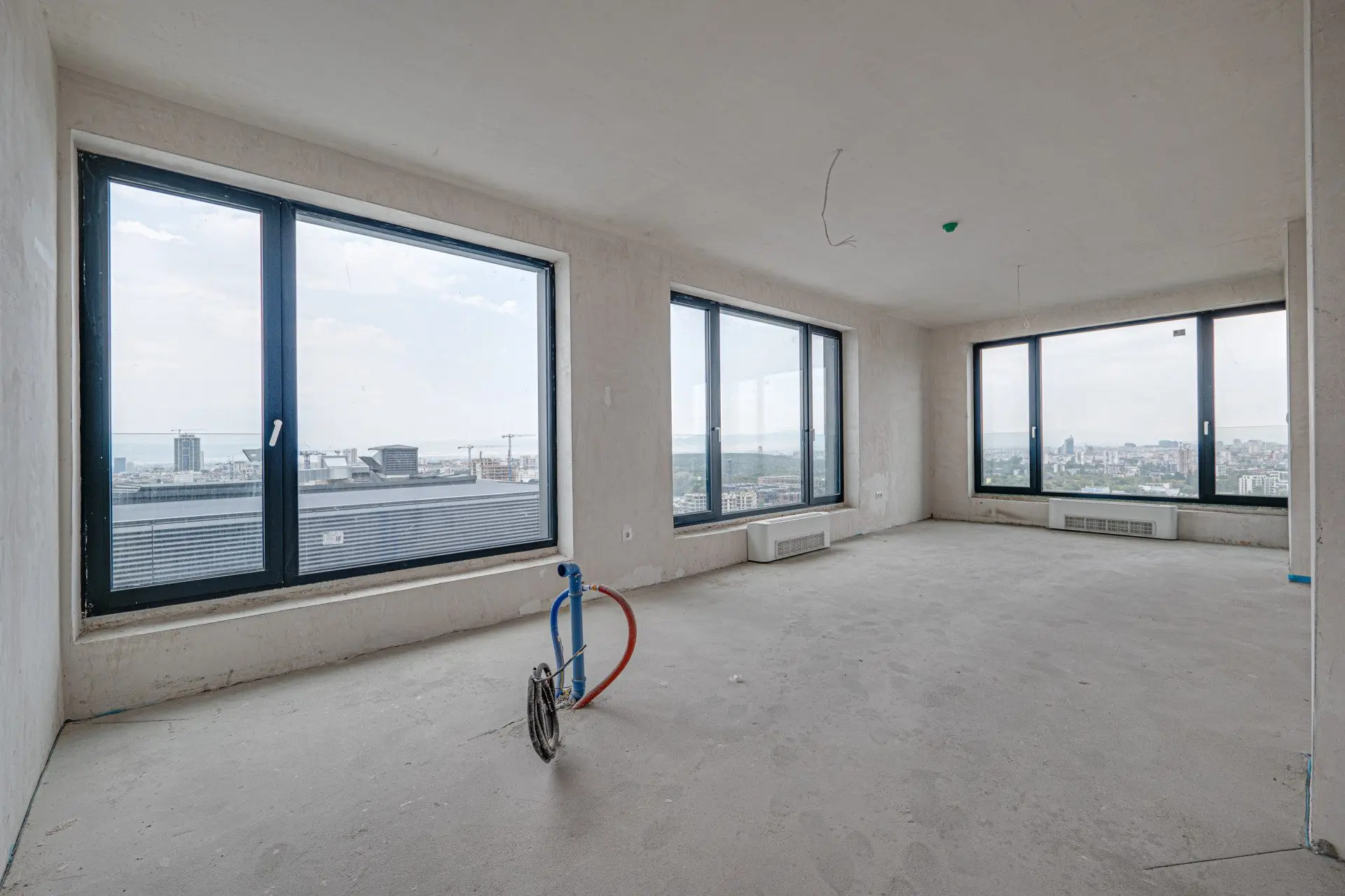 Three-room apartment in a modern new building next to MALL Paradise for sale