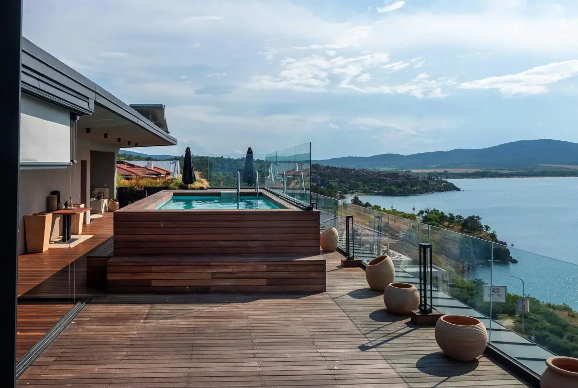 Penthouse with an infinity pool and a view of Marina Port Sozopol