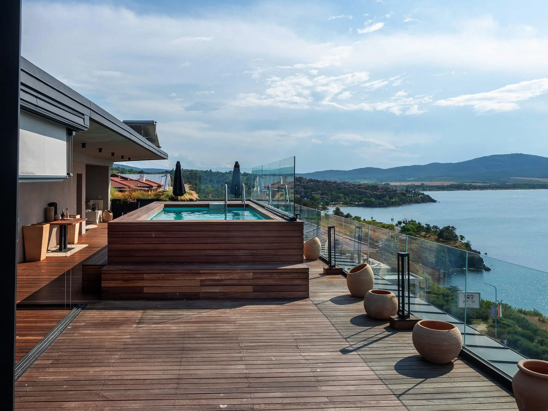 Penthouse with an infinity pool and a view of Marina Port Sozopol