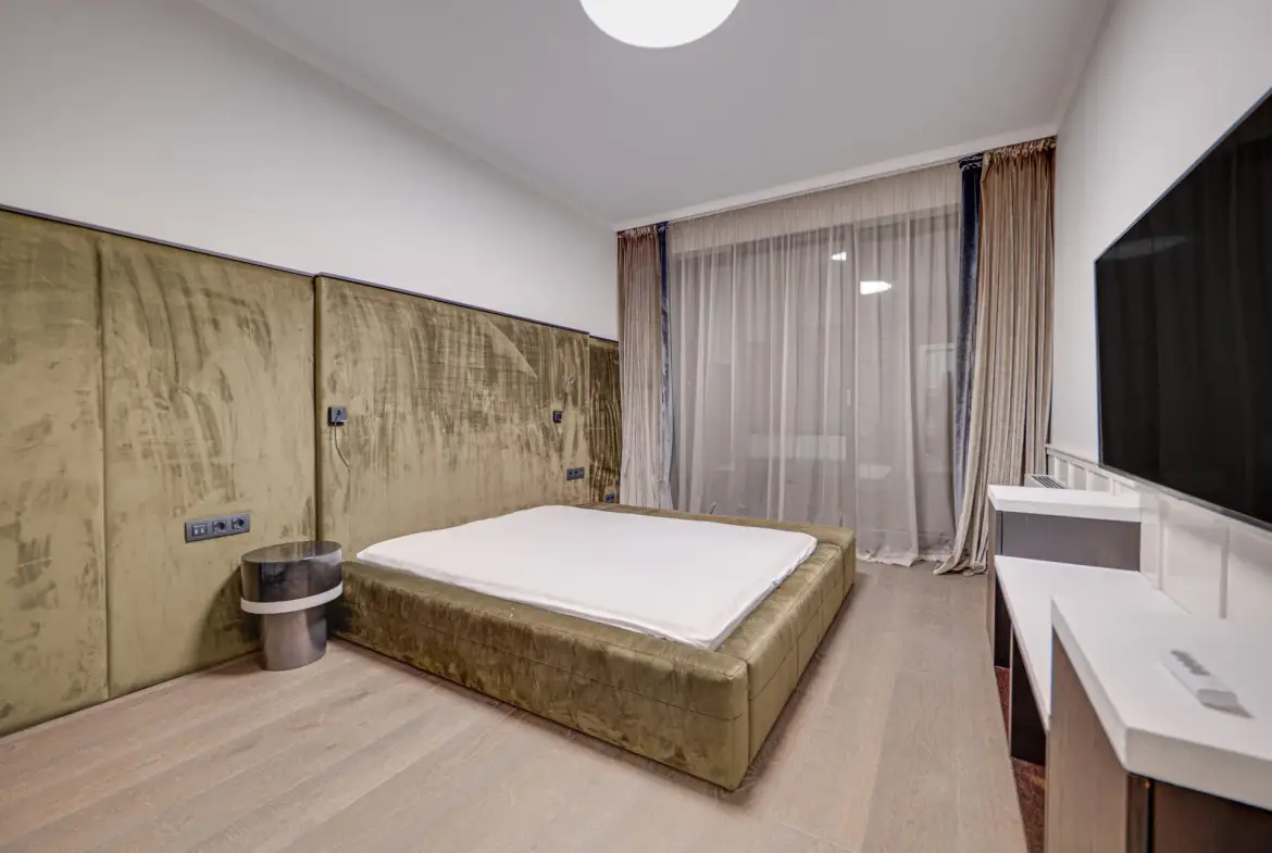 Designer apartment in an iconic building with a parking space included in the price