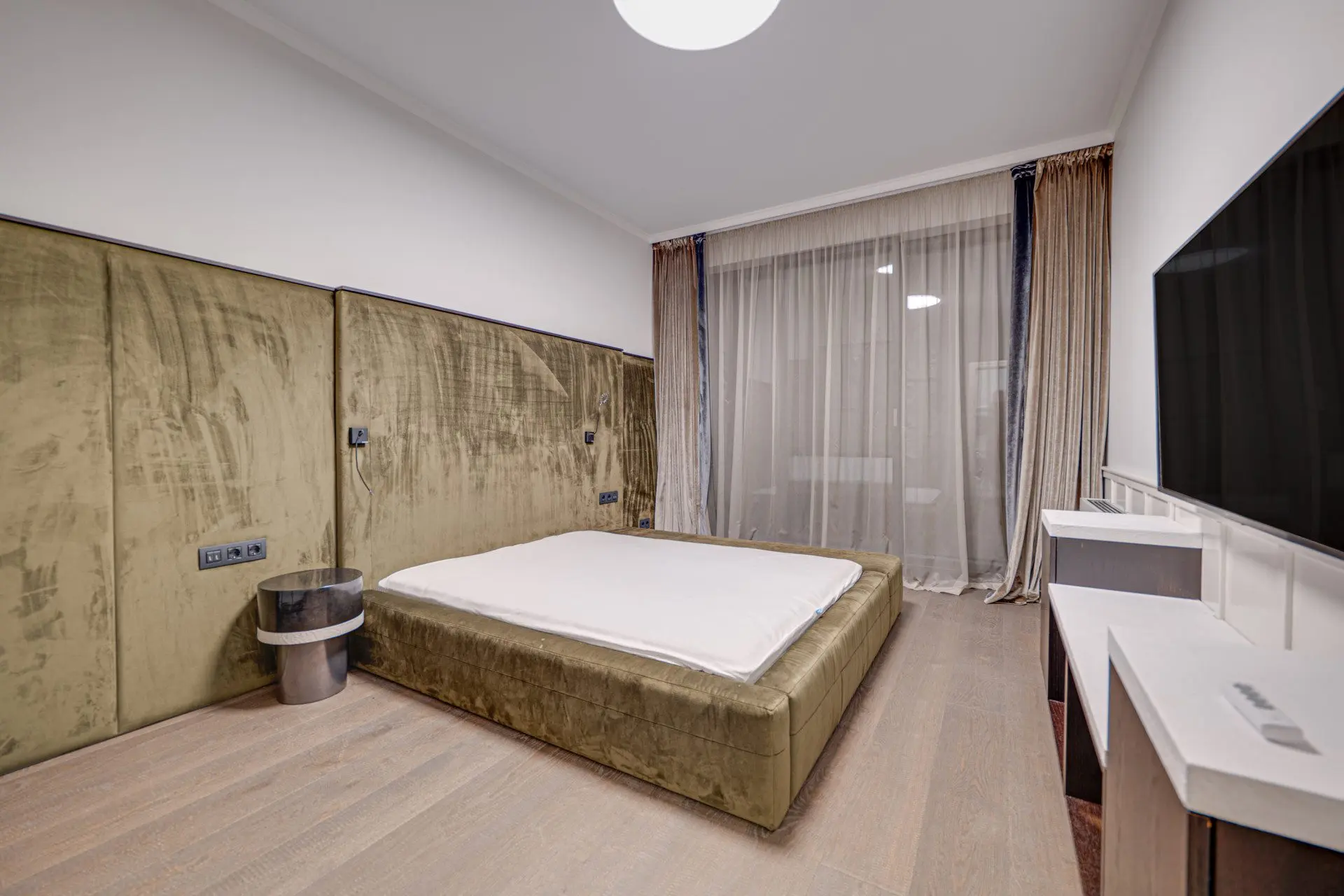 Designer apartment in an iconic building with a parking space included in the price