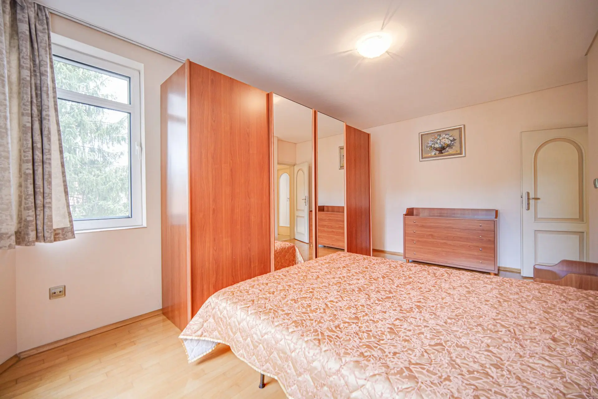 Spacious four-room apartment with panoramic views of Borisova Garden in the heart of Lozenets