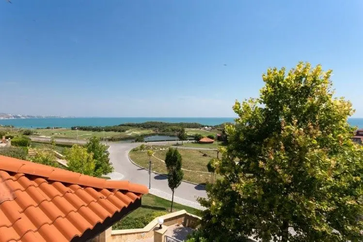 Apartment 3 rooms for sale in villa, Tharcian Cliffs compound, Bulgaria
