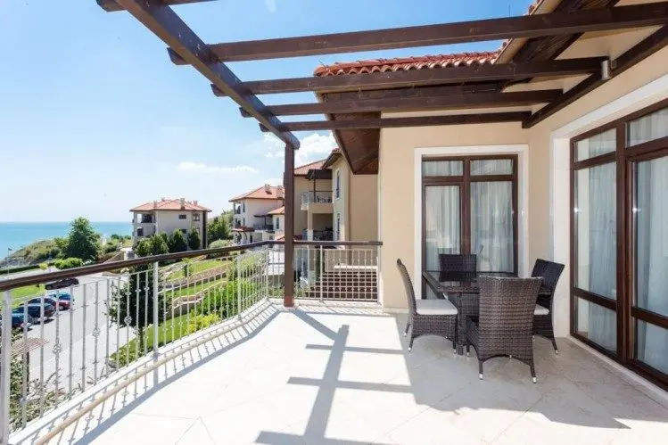 Apartment 3 rooms for sale in villa, Tharcian Cliffs compound, Bulgaria