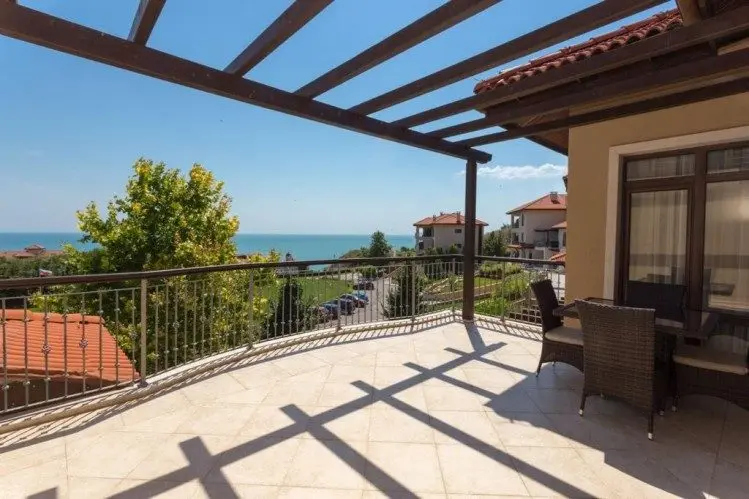 Apartment 3 rooms for sale in villa, Tharcian Cliffs compound, Bulgaria