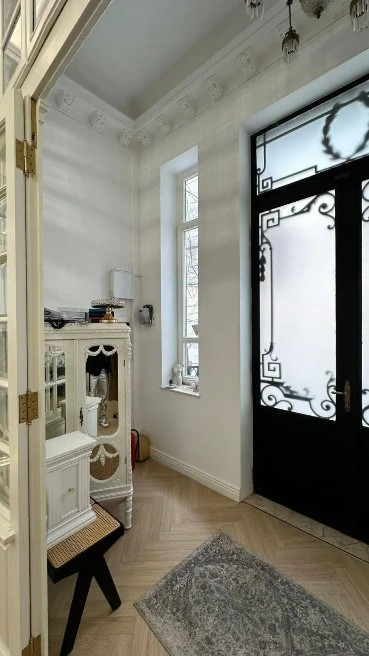 Apartment in villa for sale 4 rooms Calea Victoriei area, Bucharest