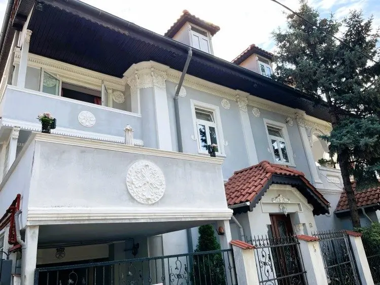 Special apartment in villa for sale 11 rooms Aviatorilor area, Bucharest
