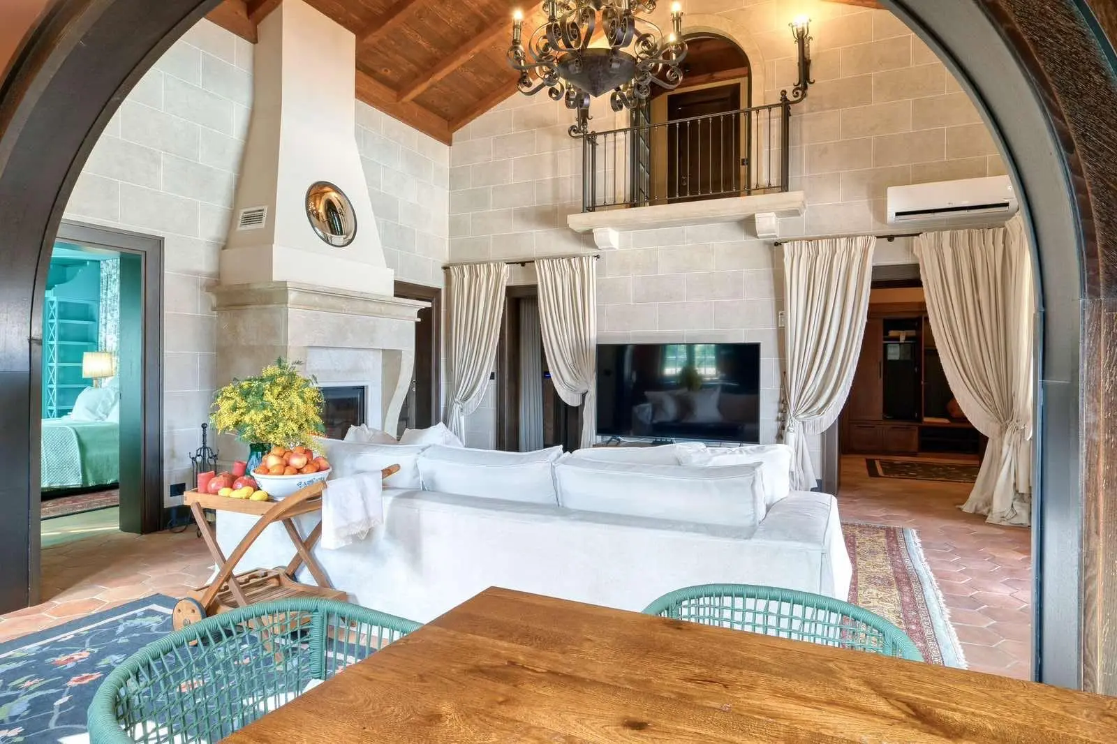 b043697fee7666e65c22e1648f4e8afd056fa74da80742fd281519ce490d9e45685e7e681937f A unique villa with a pool