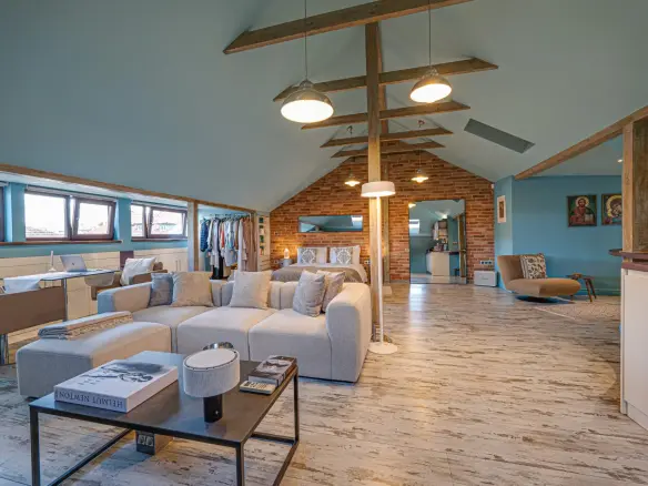Elegant penthouse with impressive high ceilings on Saborna Street