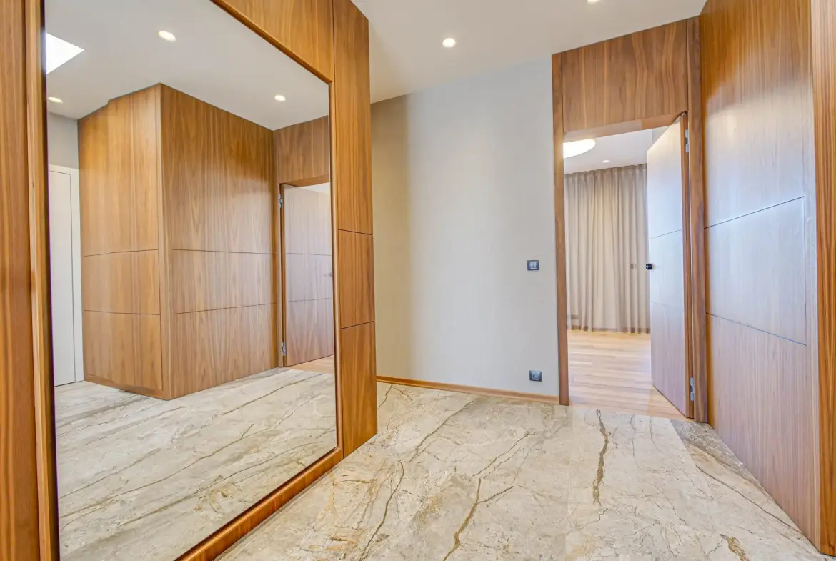 Magnificent three-bedroom apartment with a double garage in the Iztok district for sale
