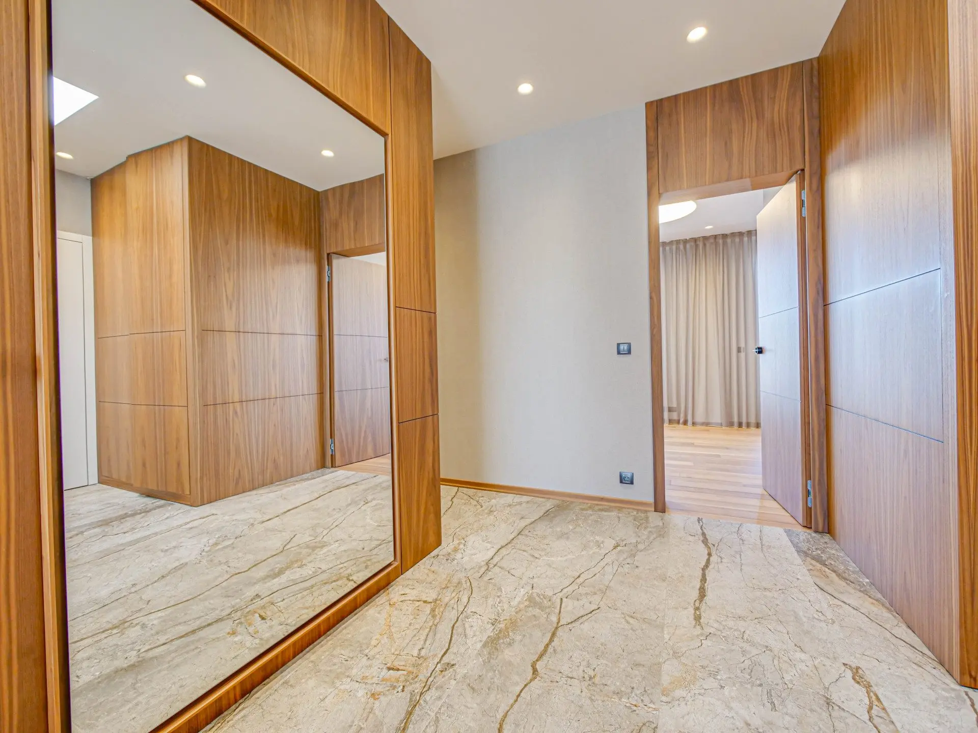 Magnificent three-bedroom apartment with a double garage in the Iztok district for sale