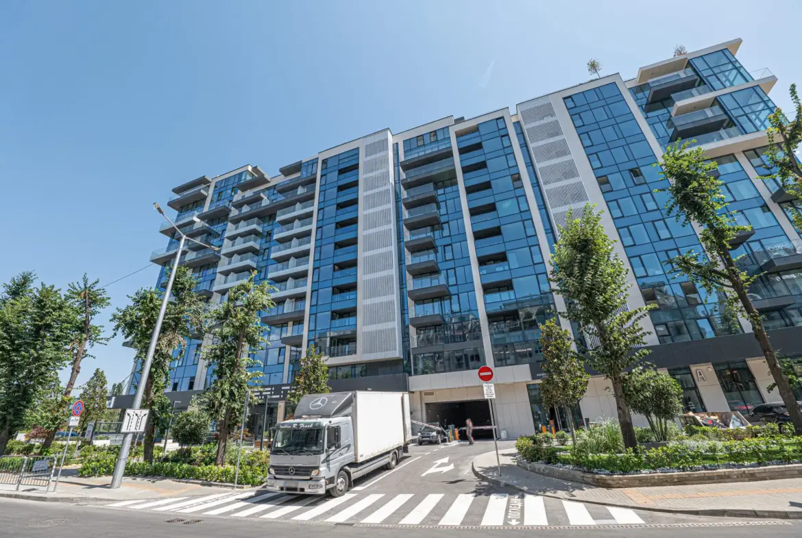Three-bedroom apartment in a preferred newly built complex next to Zaimov Park