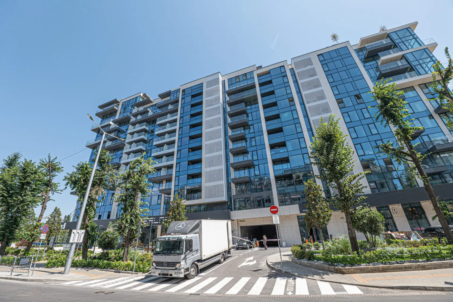 b1e988099f6889cafd9477ef610eff2b Three-bedroom apartment in a preferred newly built complex next to Zaimov Park