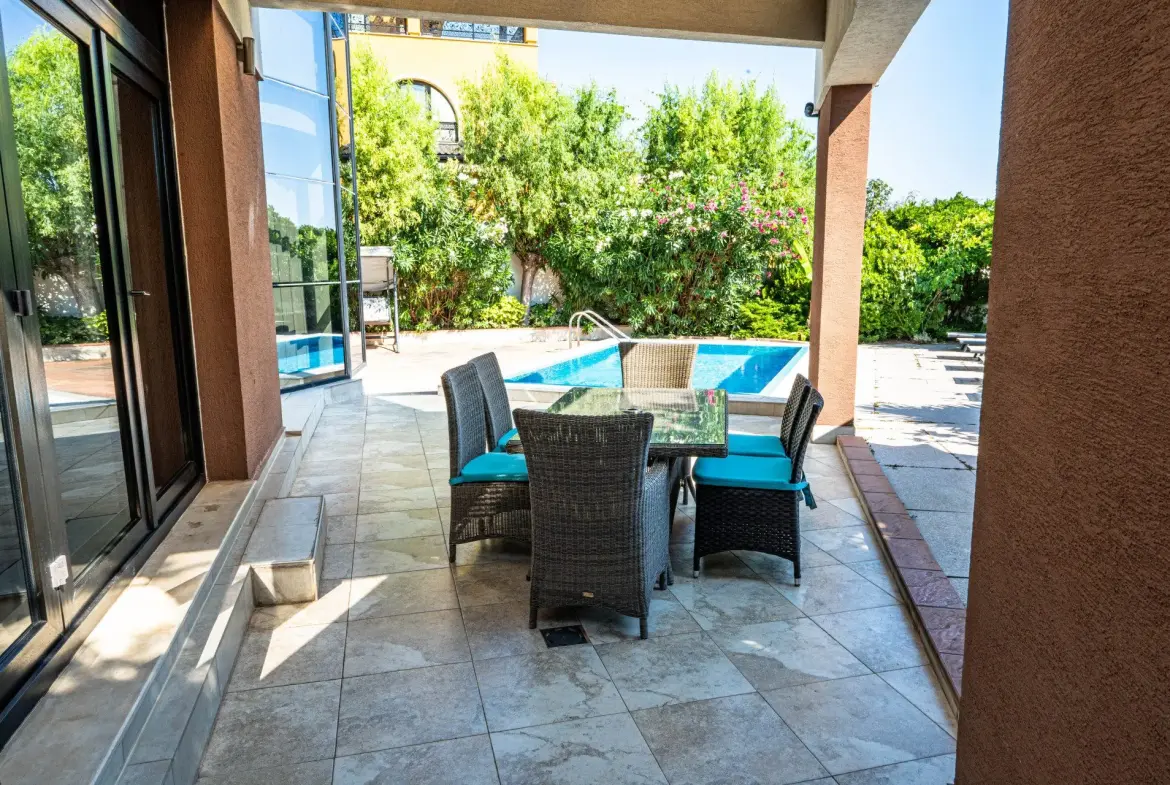 Spacious detached house in excellent condition and swimming pool in Budjaka area