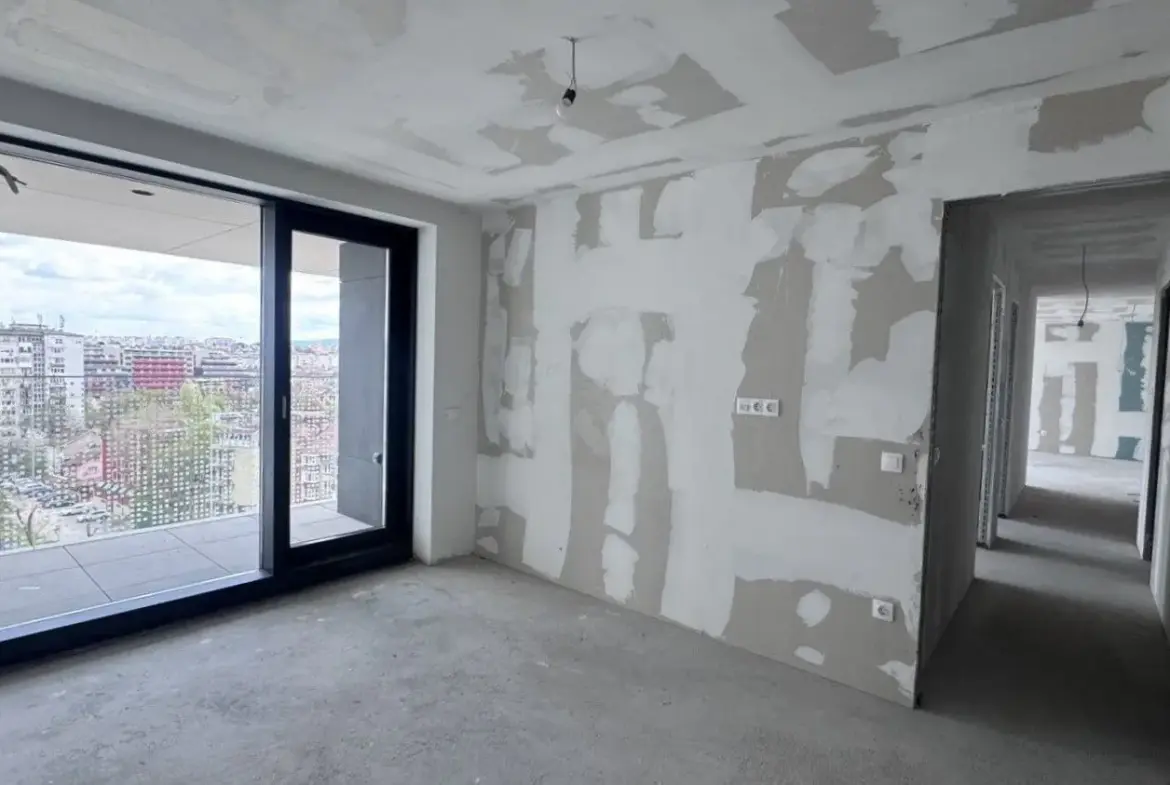 Three-bedroom apartment in a preferred newly built complex next to Zaimov Park