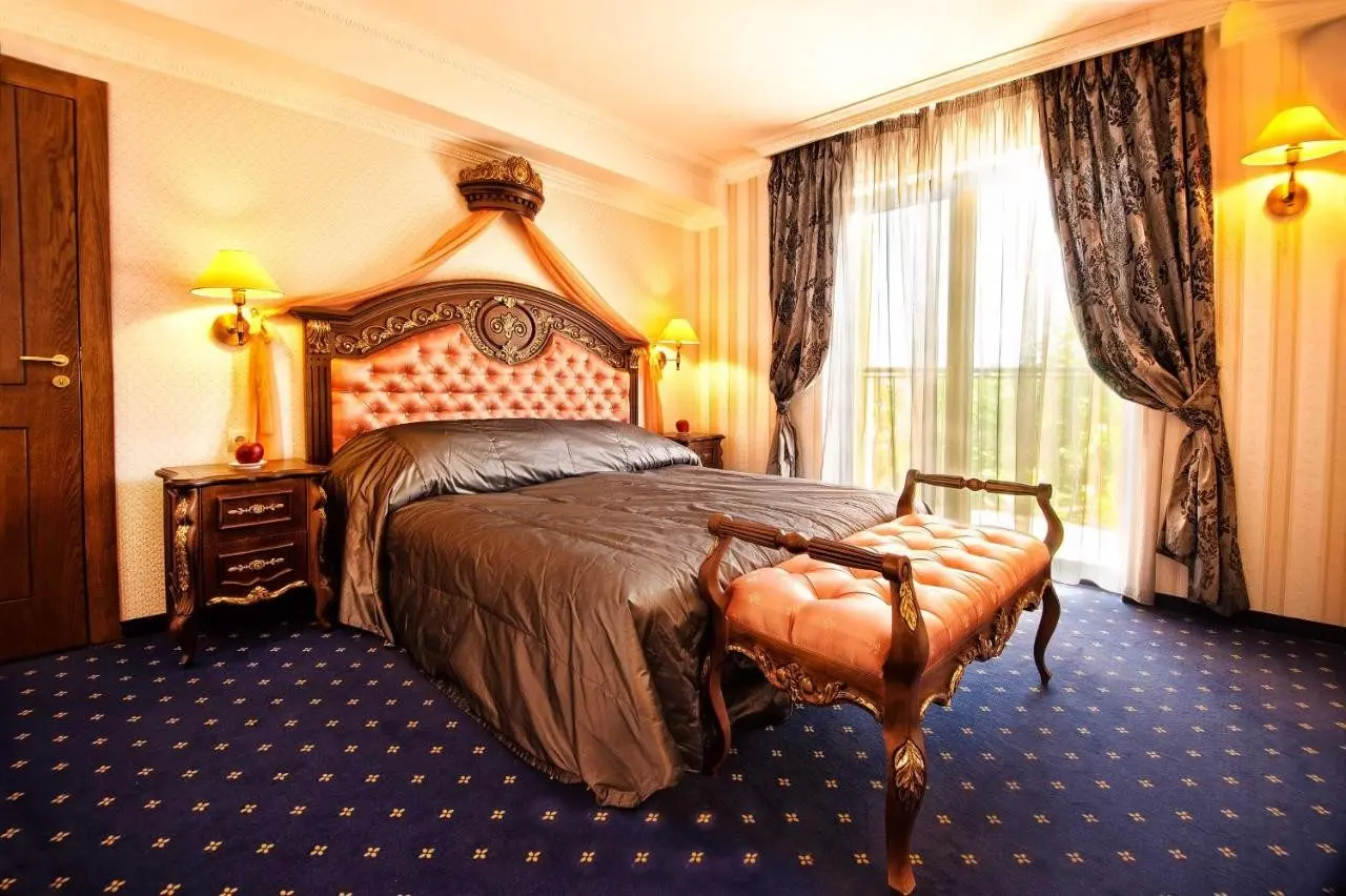 Hotel with restaurant in Hisarya for sale