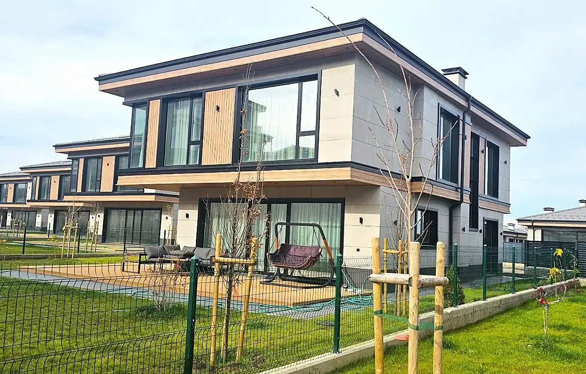Detached house with a yard in a new gated complex in the village of Lozen for sale