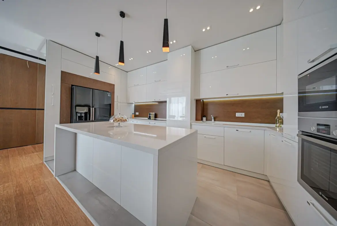 Penthouse in one of the most preferred and well-maintained complexes Flora Park