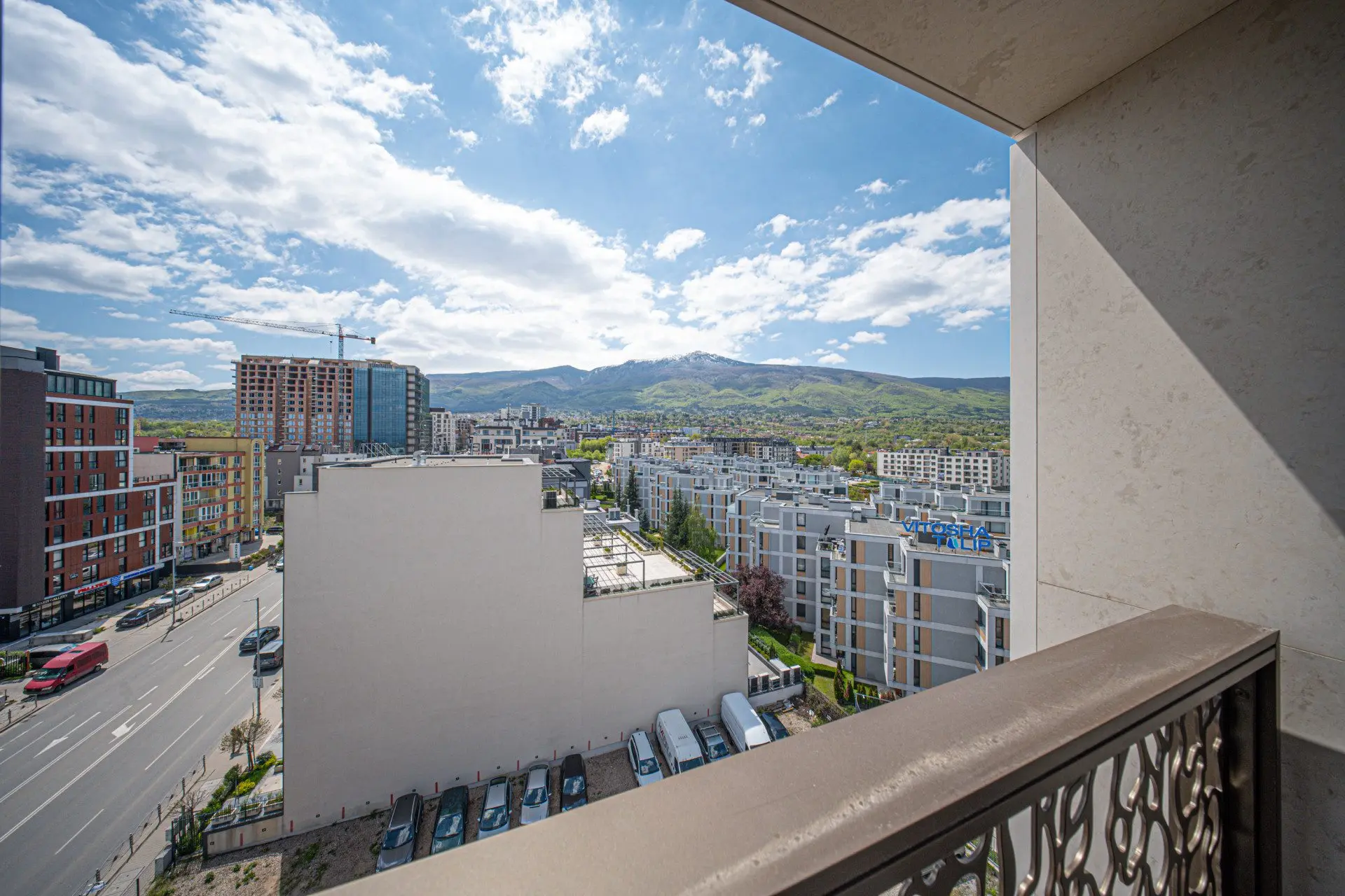 Multi-room apartment in a new elegant building on Cherni Vrah Blvd. for sale