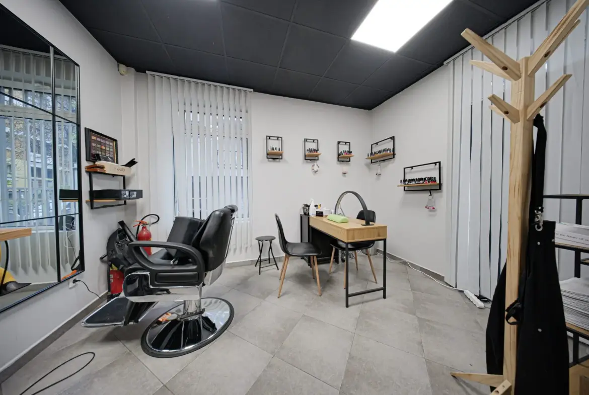 Commercial premises facing two streets, suitable for a beauty salon, shop, showroom